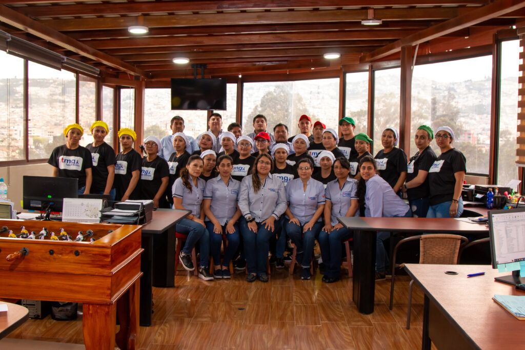 Equipo de producción textil trabajando en la planta de TMG